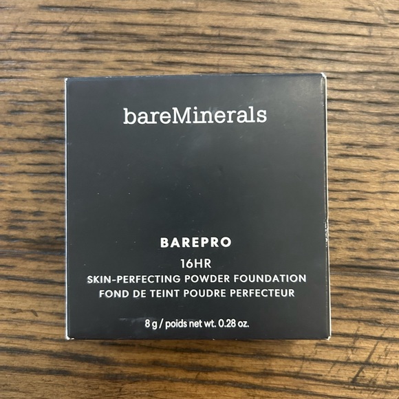 bareMinerals BAREPRO 16-HR Skin-Perfecting
Powder Foundation - Picture 5 of 10